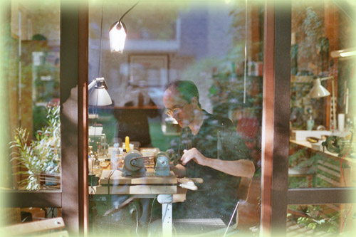 Meister Siewers durchs Werkstattfenster gesehen